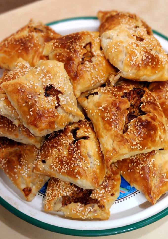 Пиріжки с листкового тіста з куркою і сиром. Пиріжки нашвидкоруч