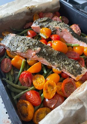 Une photo de Saumon au pesto et légumes en papillote
