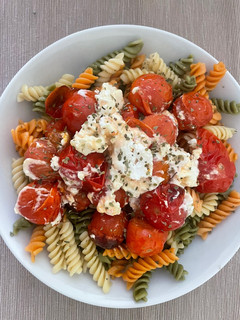 Una foto de Pasta con queso feta y tomates cherry
