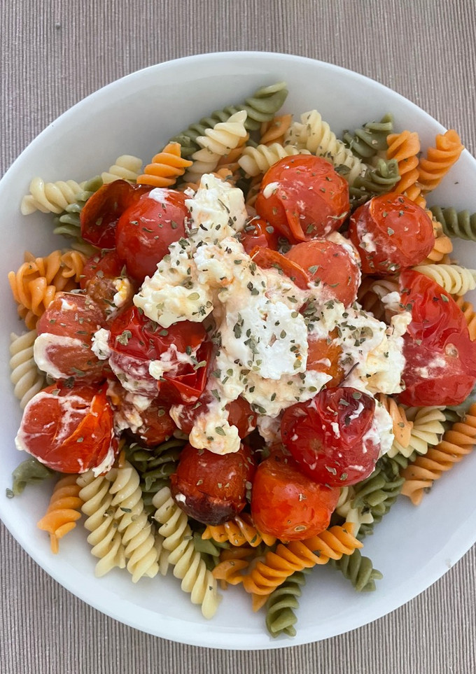 Una foto de Pasta con queso feta y tomates cherry