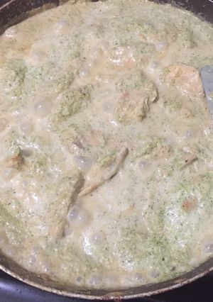 Una foto de Pechuga de pollo en salsa de brócoli