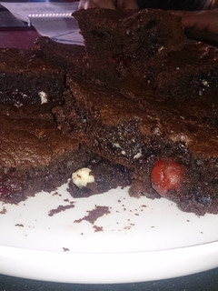 Una foto de Brownie con chocolate blanco y cerezas