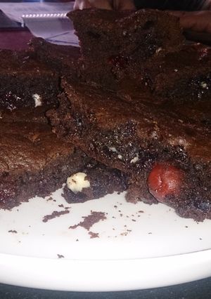 Una foto de Brownie con chocolate blanco y cerezas