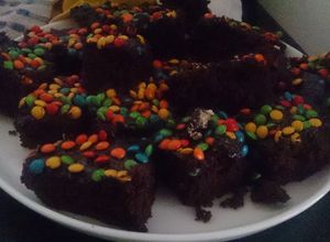 Una foto de Brownie con confites