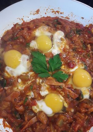 Une photo de Oeufs en nid de ratatouille