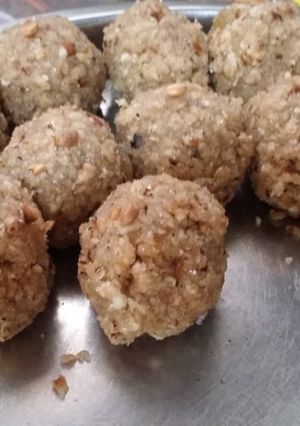 ड्राईफ्रूट्स मिक्स रोटी के लड्डू /चूरमा लड्डू (Dry fruits mix roti ke ladoo/ churma ladoo in Hindi) रेसिपी मुख्य फोटो