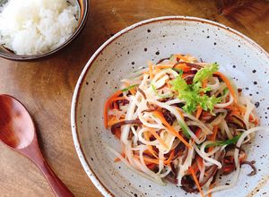 Hình của món Củ cải xào tam sắc.