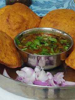 बेडमी पूरी और आलू की सब्जी (Bedmi puri aur aloo ki sabzi recipe in hindi) रेसिपी मुख्य फोटो