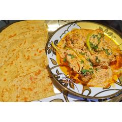 A picture of AFGHANI CHICKEN 🍗 WITH LACHA PARATHA 😍.