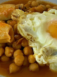 Una foto de Garbanzos, chipirones y huevo frito