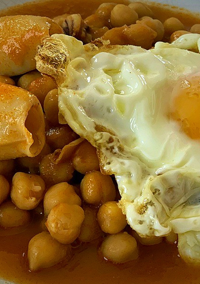 Una foto de Garbanzos, chipirones y huevo frito