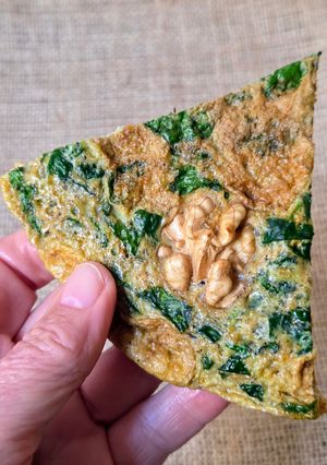 Una foto de Tortilla de berro, ajo y nueces 🌱 🥚