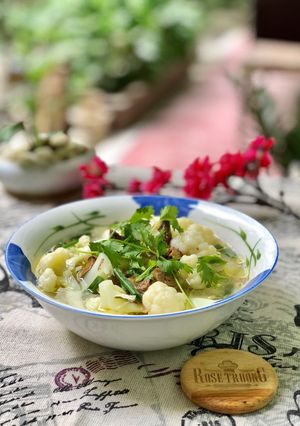 Hình của món Canh Bông Cải Trắng Nấu Lòng Gà.