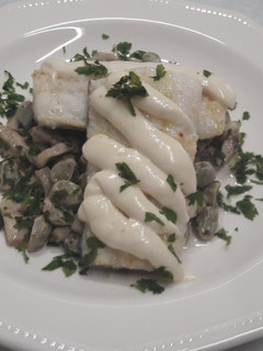 Una foto de Bacalao confitado, con habitas y champiñones