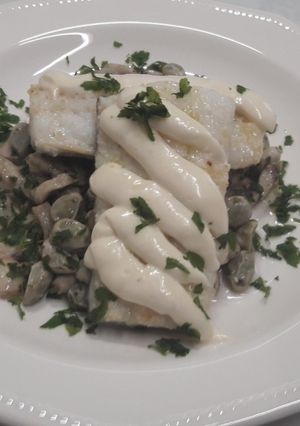 Foto principal de Bacalao confitado, con habitas y champiñones