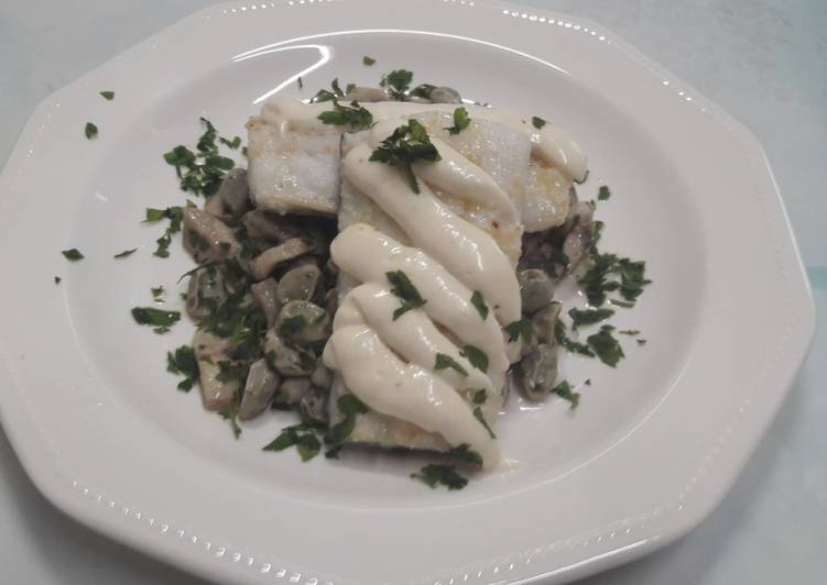 Bacalao confitado, con habitas y champiñones