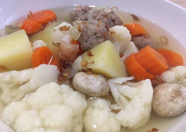 Resep: Untuk Mencoba Di RumahSup kembang kol dengan bola daging