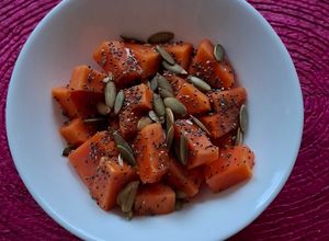 Una foto de Papaya con miel y semillas