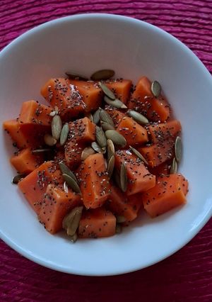 Una foto de Papaya con miel y semillas