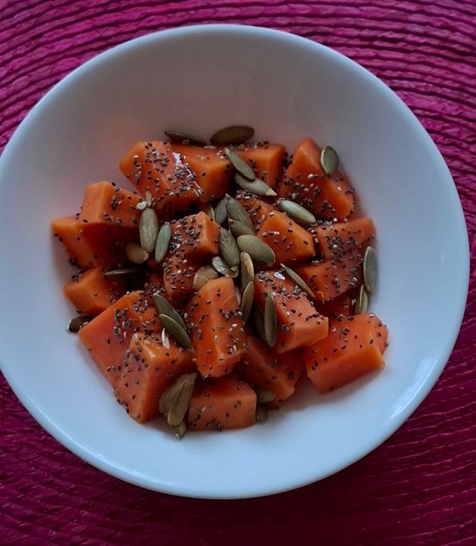 Una foto de Papaya con miel y semillas