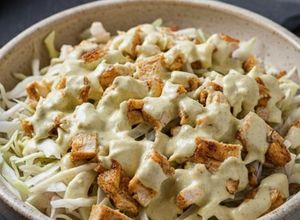 Foto principal de Ensalada de pollo con Salsa de yogurt y cilantro