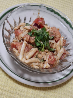 Una foto de Ensalada de huevo rallado con jitomate
