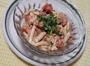Una foto de Ensalada de huevo rallado con jitomate