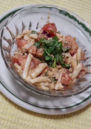 Una foto de Ensalada de huevo rallado con jitomate