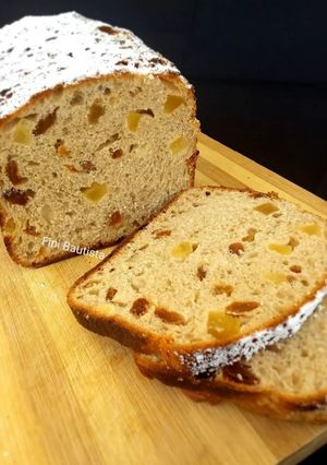 Una foto de Pan de molde dulce con pera deshidratada y pasas