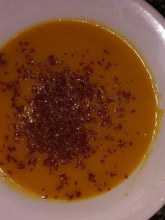 Una foto de Crema de calabaza con virutas de jamón