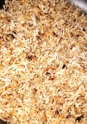 A picture of Sweetened coconut flakes.