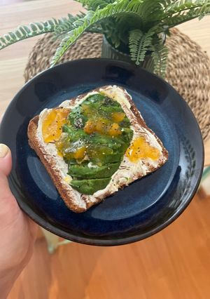 Una foto de Tostada de aguacate y mermelada