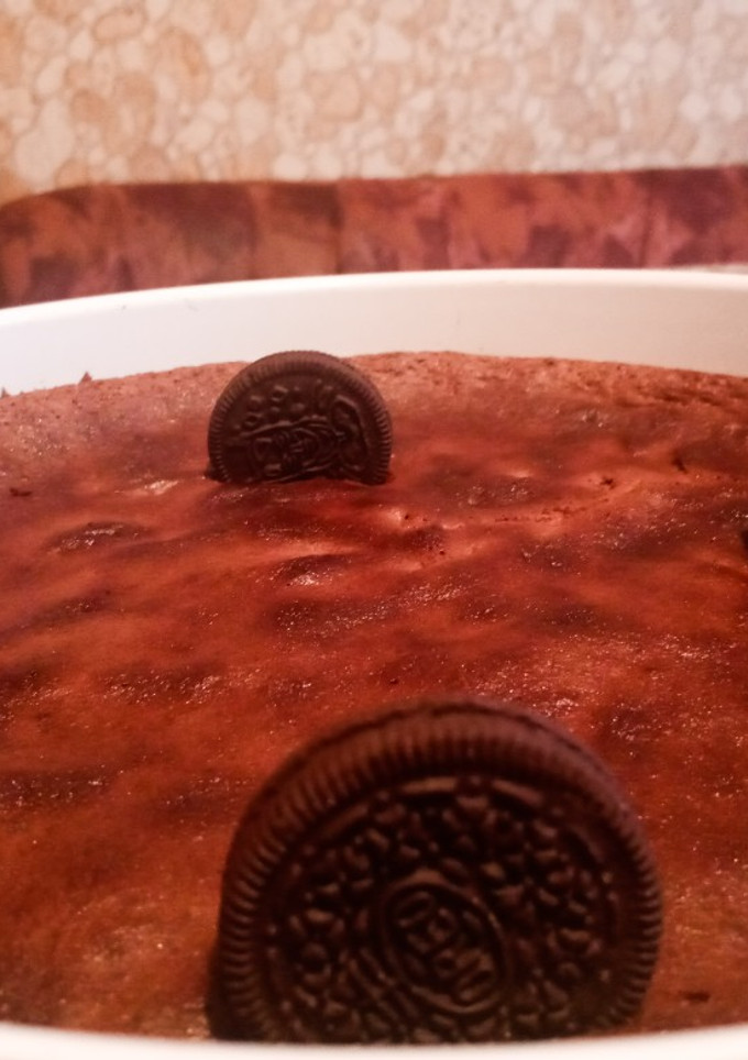 A picture of Brownie with Oreo biscuits.