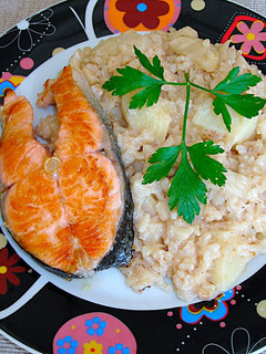 Una foto de Salmón a la plancha con arrozcremoso