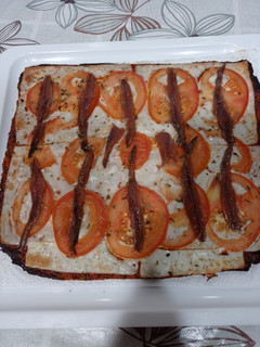 Una foto de Pizza de calabacín con queso y anchoas