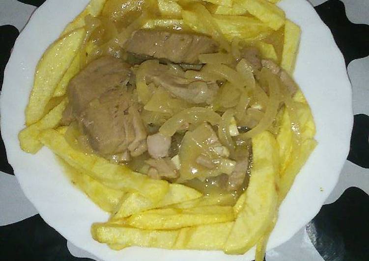 Atún encebollado