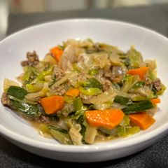 A picture of Syrian style leek stew with ground meat.