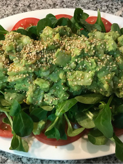 Una foto de Ensalada de Salmón, Aguacate y Piña