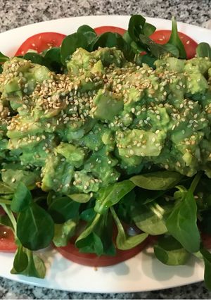 Una foto de Ensalada de Salmón, Aguacate y Piña