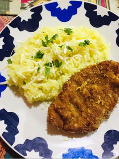 Una foto de Milanesas de carne con arroz amarillo