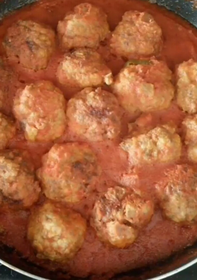 Una foto de Albóndigas de carne con salsa de tomate