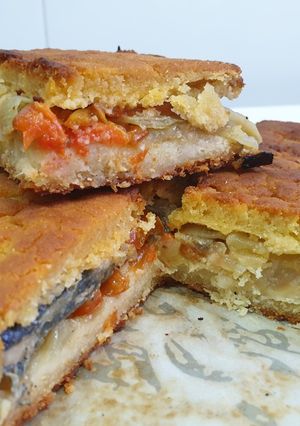 Una foto de Empanada de maíz y xoubas (sardinillas)