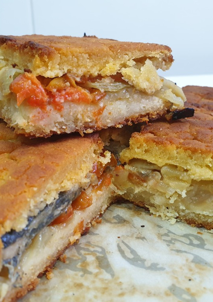 Una foto de Empanada de maíz y xoubas (sardinillas)