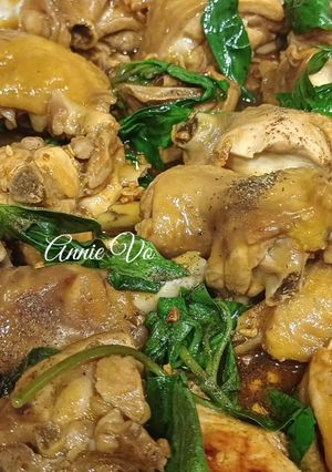 Hình của món Gà kho lá quế.