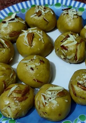 Desi Ghee Besan Ladoo रेसिपी मुख्य फोटो