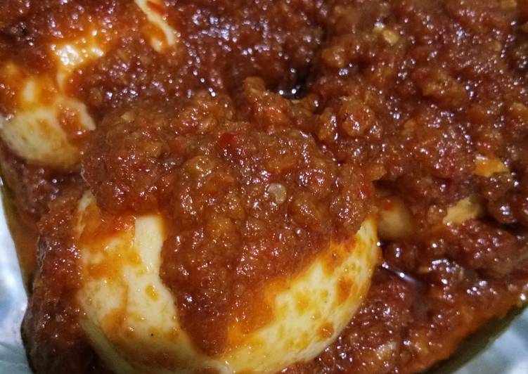 Bagaimana Menyiapkan Telur bumbu bali ala mama raka yang Enak Banget