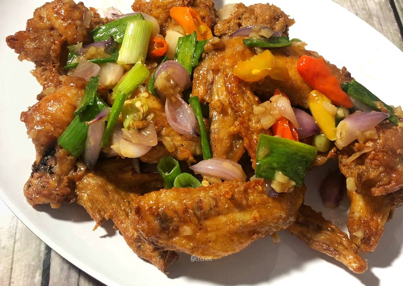 Sayap Ayam Goreng dengan Oseng Bawang ala Devina Hermawan