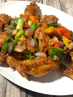Foto resep Sayap Ayam Goreng dengan Oseng Bawang ala Devina Hermawan