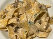 Una foto di funghi tagliatelle