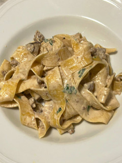 A picture of Tagliatelle salsiccia funghi porcini e panna.